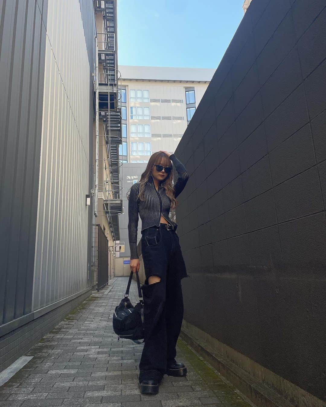 宇井優良梨さんのインスタグラム写真 - (宇井優良梨Instagram)「🖤 Tops.Bag｜@annasuinyc  Bottoms｜@emoda_official  Boots｜@drmartens_japan   #annasuinyc #emoda #drmartens  #uiimode #GENIC #宇井優良梨」10月18日 16時33分 - yurari722