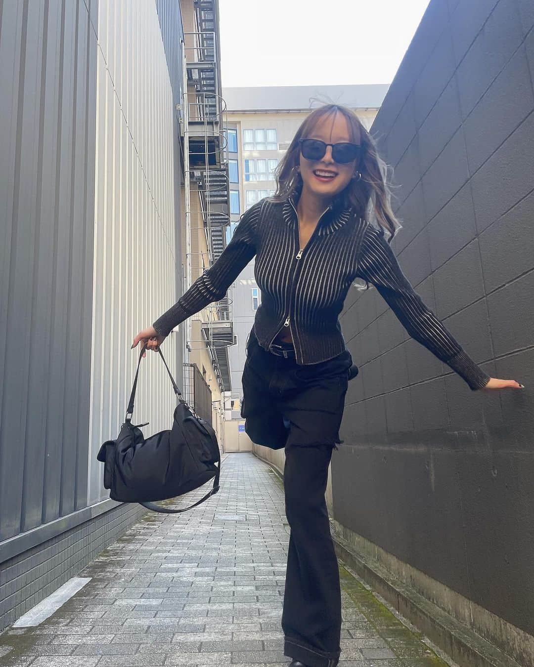 宇井優良梨さんのインスタグラム写真 - (宇井優良梨Instagram)「🖤 Tops.Bag｜@annasuinyc  Bottoms｜@emoda_official  Boots｜@drmartens_japan   #annasuinyc #emoda #drmartens  #uiimode #GENIC #宇井優良梨」10月18日 16時33分 - yurari722