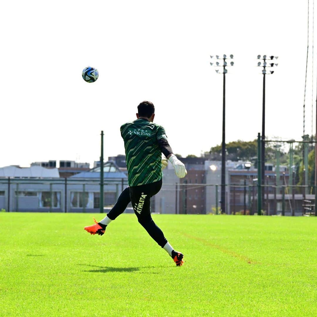 東京ヴェルディさんのインスタグラム写真 - (東京ヴェルディInstagram)「Training Session !!! Let’s get ready !!!  Next Home Match !!! 🗓️10/22（日）14:00 K.O 🆚ジェフユナイテッド千葉 🏟️味の素スタジアム  #tokyo #verdy #tokyoverdy」10月18日 16時43分 - tokyo_verdy