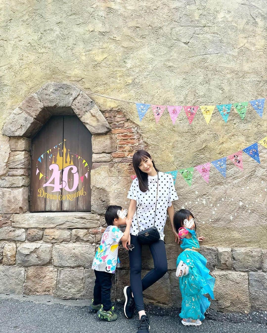 小林真由のインスタグラム：「disney sea🚢 当日向かおうとしたら、ランドが完売だったのでまたシー😂 ⁡ ⁡ 夕方涼しくなってきて、インナーを着せたい大人とお腹を出さないとジャスミンじゃないと言い張る娘。ジャスミンは風邪引かないもん！の一点張りで、沈黙のディナータイムでした。 ⁡ ⁡ でも夜のパレードはこっそり着てくれていたジャスミン。 突然気を使い出す弟。 こんなに譲らなかった娘は久しぶりだった..笑 ⁡ ⁡ lululemonのレギンス、本当にストレスフリー☘️ ⁡ ⁡ ⁡ #ファッション #コーデ #ママコーデ #女の子ママ #男の子ママ #ママライフ #コーディネート #４歳 #3歳 #二人育児 #ディズニーシー #子連れディズニー #disneysea #lululemon」