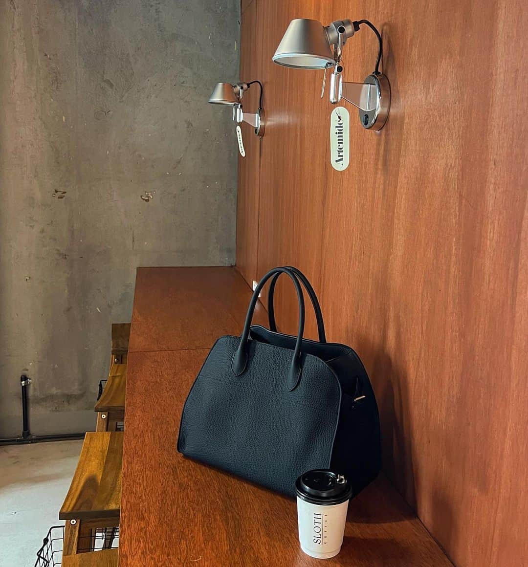 青野未来 / MikuAonoのインスタグラム：「. . @maisontherow 🖤 #therow#margaux#margaux12」
