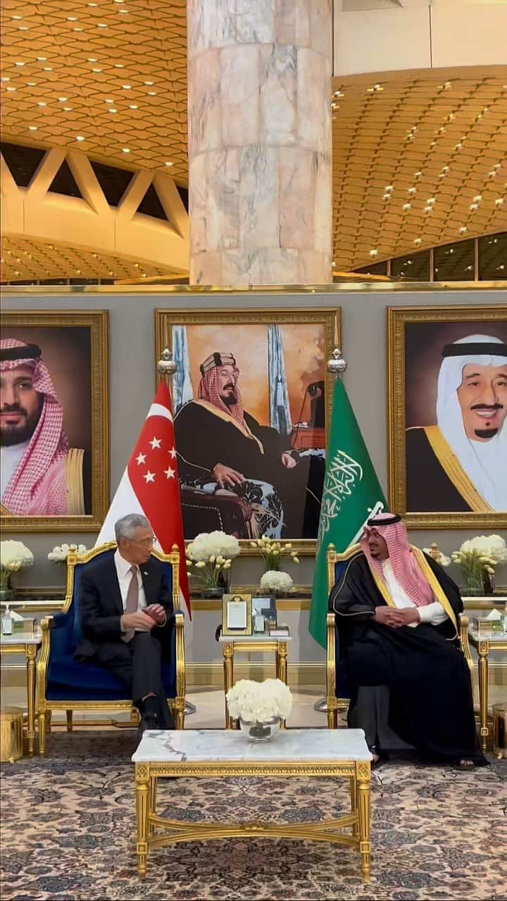 リー・シェンロンのインスタグラム：「Assalamualaikum from Riyadh!  The Kingdom of Saudi Arabia is the first leg of my official visit to the Middle East. I look forward to meeting His Royal Highness Crown Prince Mohammed Bin Salman, along with other Saudi leaders here. I will also attend the @asean-Gulf Cooperation Council (GCC) Summit, the first summit between leaders from both regions.   Singapore and Saudi Arabia have had diplomatic relations for 46 years, and Saudi Arabia is our second largest trading partner in the Middle East. I hope this visit will deepen our cooperation and strengthen our ties! 🇸🇬🇸🇦  I thank the Deputy Governor of Riyadh, His Royal Highness Prince Mohammed bin Abdulrahman bin Abdulaziz Al Saud and Mayor of Riyadh, His Highness Prince Faisal bin Ayyaf Al-Muqrin for the warm welcome at the airport. – LHL  (PMO Video by Farez Juraimi)」