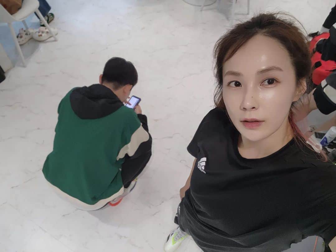 チェヨンのインスタグラム：「오늘도 축구와함께 하루를 시작...  어제도 축구와함께 하루를 마무리한거같은데... 뭐지 도르마무같은 느낌적이느낌」