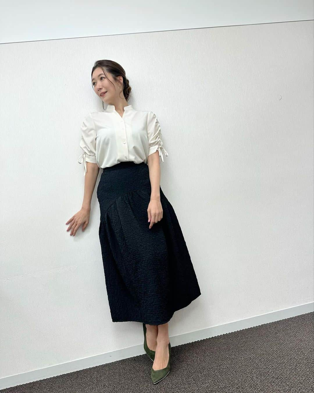 穂川果音さんのインスタグラム写真 - (穂川果音Instagram)「火曜アベプラ衣装👗  爽やかな秋晴れですね☀️ ただこの晴れの天気は続きません！ 明日以降は北日本から雨が降り出し、金曜は広く雨となりそう☔️ お洗濯ものは明日までに片付けてしまいましょ〜✨  #23度の日コーデ　#秋コーデ　#秋晴れコーデ　#アベプラ　#気象予報士　#天気　#天気コーデ」10月18日 16時45分 - hokawakanonn