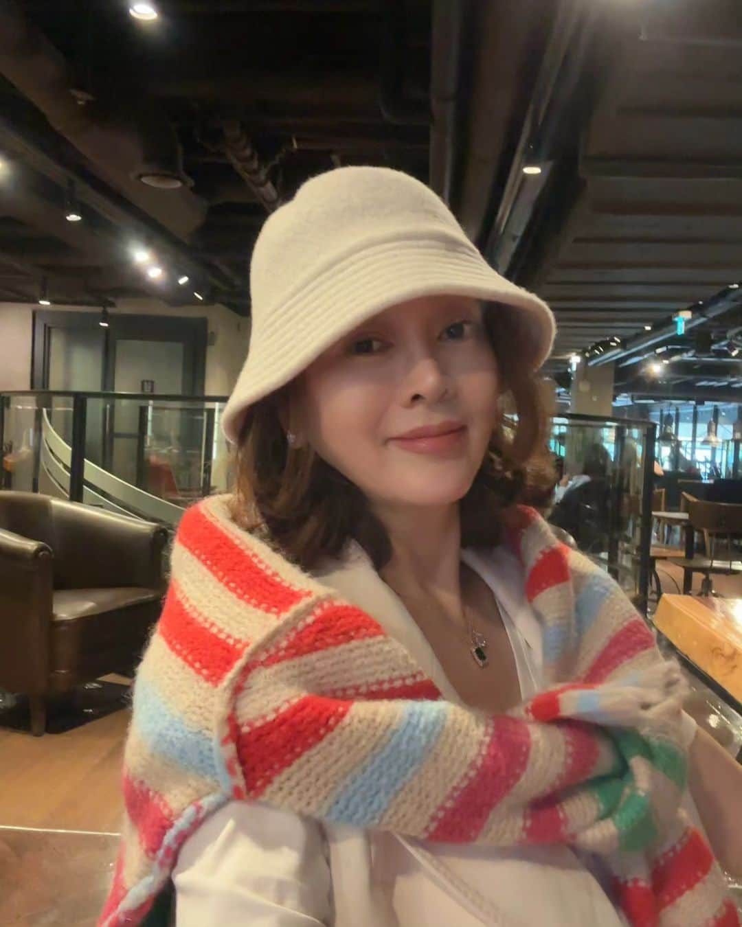 イ・スンヨンのインスタグラム：「오늘같은 날씨에  딱이어요   청바지에 운동화 반팔티셔츠에 슈팅 민소매쟈켓  수업마치고 나오는길 온도차 10도라 추울것같아서 롤리팝 니트 목에감고나왔어요   추워지면  낼름 입어야지요  패션은 멋이 먼저가  아니라 온도조절이 첫번째여요~~!!!!  미팅 하는중이어요 ㅋ  오늘 일머리좀 돌아가는데요~~!!  ㅋ 공부머리는 안돌아가려나 ㅋㅋ  오늘 수업전에 또 만나용 ㅋㅋ  참 요귀여운 아깡이들은  구조된지얼마안된 아이들이어요  고냥이 관심있으신분들  사랑을 나눠주시길요~~🙏🙏🙏 💜💜#사람과동물이사이좋게살아가는세상을꿈꾸며  #일머리돌아가는날 #슈띵데이 #온도조절패션 #지금마고샵으로 @mago12_official 👉👉👉 #놀러오세욧🥰🥰🥰」