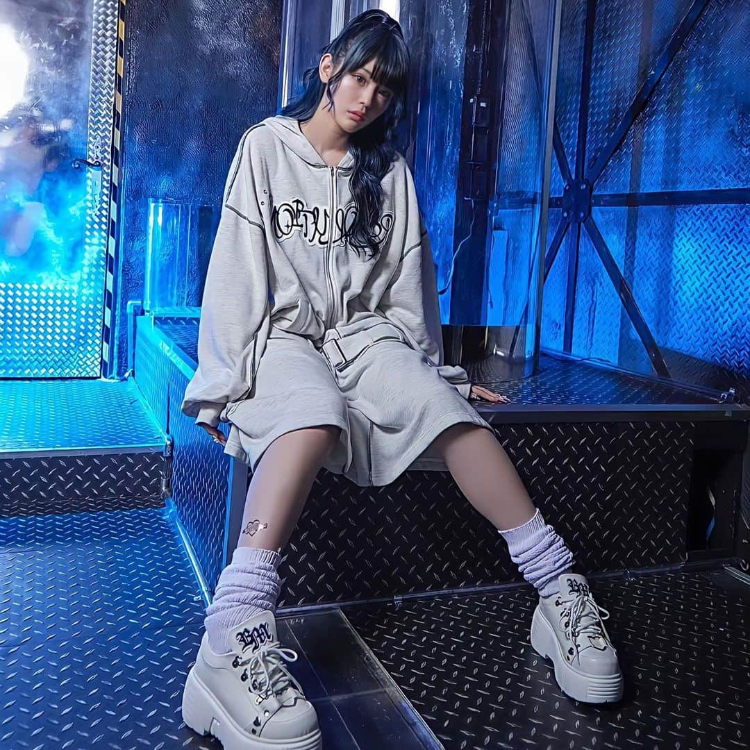 さきちゃんさんのインスタグラム写真 - (さきちゃんInstagram)「🖤Bemqin Setup🤍 ㅤㅤㅤㅤㅤㅤㅤㅤㅤㅤㅤㅤㅤ スカートの形やシルエットが本当に最高！！ ショート丈のトップスと合わせたら絶対かわいい🥹 お手持ちのアイテムと合わせやすいので いろんな着回しができるとおもいます( ֊ ̫ ֊ )💭 ㅤㅤㅤㅤㅤㅤㅤㅤㅤㅤㅤㅤㅤ #bemqin #ankrouge #アンクルージュ #セットアップ #パーカーコーデ」10月18日 16時46分 - ankrouge____saki