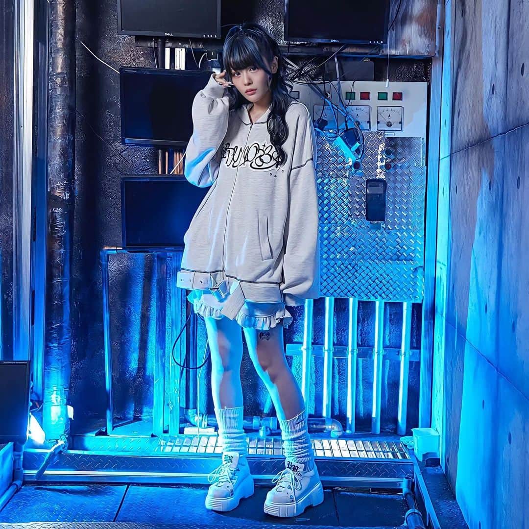 さきちゃんのインスタグラム：「🖤Bemqin Setup🤍 ㅤㅤㅤㅤㅤㅤㅤㅤㅤㅤㅤㅤㅤ スカートの形やシルエットが本当に最高！！ ショート丈のトップスと合わせたら絶対かわいい🥹 お手持ちのアイテムと合わせやすいので いろんな着回しができるとおもいます( ֊ ̫ ֊ )💭 ㅤㅤㅤㅤㅤㅤㅤㅤㅤㅤㅤㅤㅤ #bemqin #ankrouge #アンクルージュ #セットアップ #パーカーコーデ」