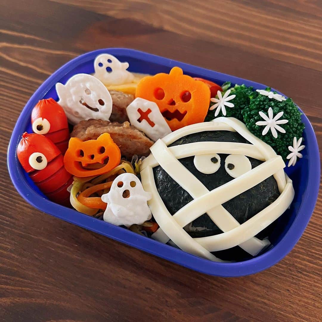 星村麻衣のインスタグラム：「久々の保育園お弁当の日🍙 🎃ハロウィン弁当🎃 今回も色々な方のキャラ弁投稿を参考にさせてもらいました✨️ 白いおばけは昨日息子と一緒に餃子の皮で作ったよ🥟👩‍🍳 結果、顔がいっぱい😂 #お弁当 #キャラ弁 #ハロウィン弁当 #子供弁当」