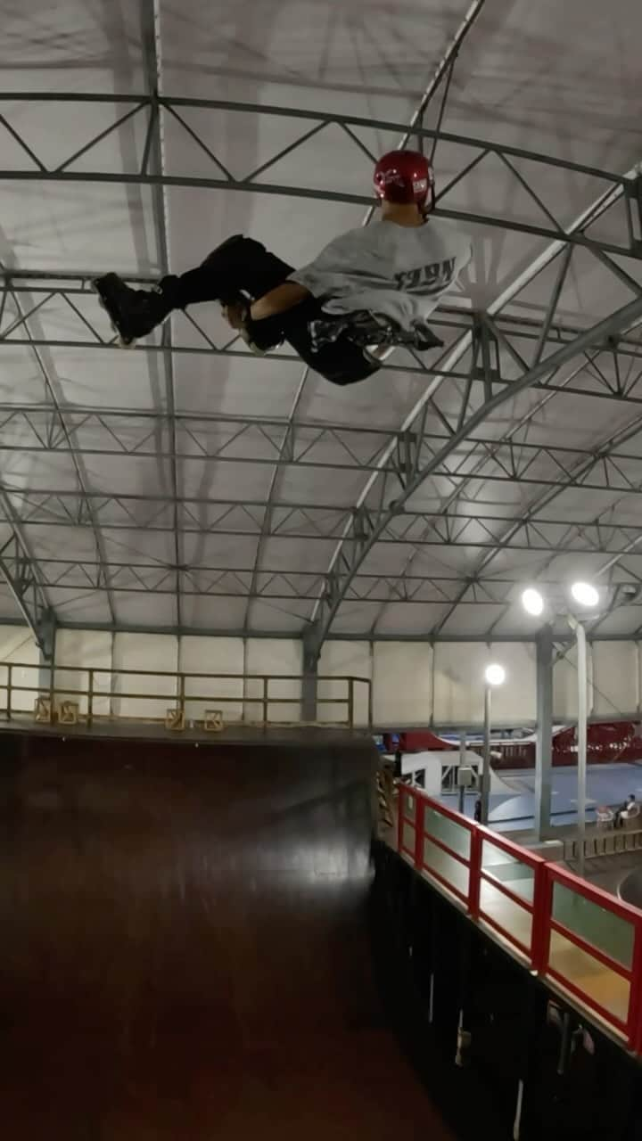 安床武士のインスタグラム：「Air,Flatspin,Mactwist900🙌 at “g”skate park @goodskates_inc . バート(ハーフパイプ)の気持ちよさは格別！  Shot by #goprohero12  @goprojp @gopro   👕 @lzbn_official  📹 @asahikaihara   @usdskates  @undercoverwheels  @goodskates_inc  @lzbn_official  @papasu1048  @sport_sunchlorella   #undercoverwheels #rollerblading #blading #inlineskate #roller #rollerfreestyle #インラインスケート #ローラーブレード #ローラーフリースタイル #takeshiyasutoko #安床武士 #vert #usdskates #usdaeon #aeon68 #yasutokoaeon #gskatepark #goodskates #thebonez #ｇスケートパーク」