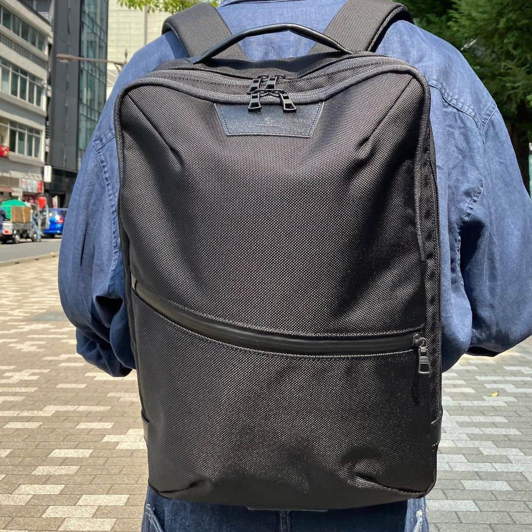 CORDURA®(コーデュラ®)日本版公式アカウントさんのインスタグラム写真 - (CORDURA®(コーデュラ®)日本版公式アカウントInstagram)「ファッション性と機能性を高い次元で融合させたバッグブランド「master-piece（マスターピース）」。カジュアルからビジネスバッグまで国内工場で丁寧につくり上げられたプロダクトは、使えば使うほど細かいディティールへのこだわりを発見できます。 そのmaster-piece から2023-24AW COLLECTION、”progress tough” が登場。 本体素材には通常のナイロンよりも耐久性を持ち、摩擦・引き裂きに強い CORDURA® Ballistic 1680Dを使用、屈強なボディが魅力に付属素材のレザーは防水鞣しを施したレザーを使用。ラップトップやタブレット等の収納に便利なポケットを装備し、ビジネスやカジュアルシーンに対応するシンプルなデザイン、様々なシチュエーションで使用できるシリーズです。 ・ こちらの素敵なお写真は @masterpiece_japan さんのお写真です。 ・ CORDURA® （コーデュラ® ）日本版公式アカウントです。CORDURA® は、耐久性に優れた素材として50年以上の実績のあるインビスタ社のファブリックブランドです。 ・ このアカウントでは、みなさんのCORDURA® を使用したプロダクトの自慢の1枚をご紹介しております。当アカウントをフォロー後、「#コーデュラジャパン」のハッシュタグをつけて投稿していただくとリポストさせていただくこともあります。みなさんの素敵な投稿をお待ちしております。 ・ #コーデュラ #cordura #コーデュラナイロン #코듀라 #タフ #耐久性 #素材  #ファッション #機能性 #バッグブランド #バッグ #masterpiece #マスターピース #カジュアル #ビジネスバッグ #ビジネス #カジュアルシーン #シンプル #デザイン」10月18日 17時00分 - cordurabrandjp