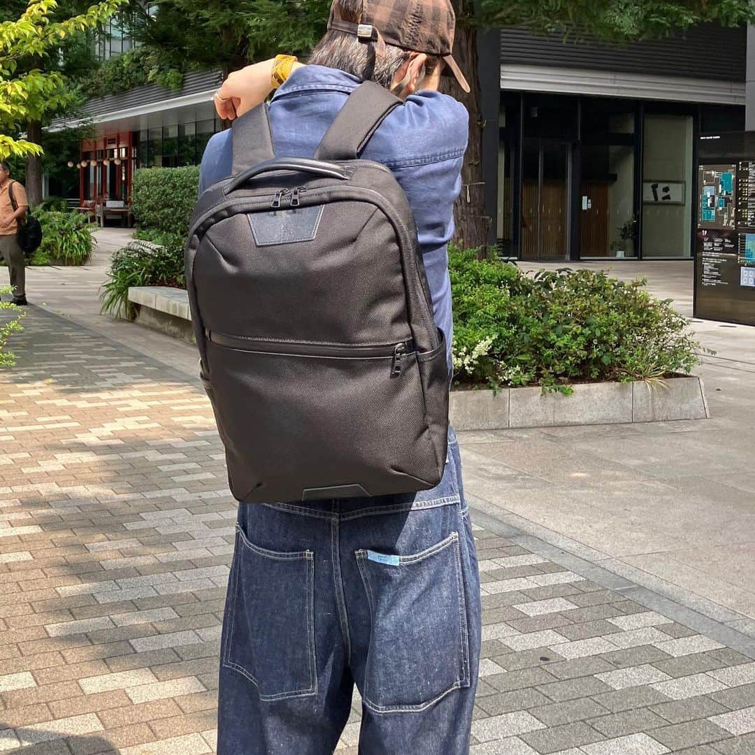 CORDURA®(コーデュラ®)日本版公式アカウントさんのインスタグラム写真 - (CORDURA®(コーデュラ®)日本版公式アカウントInstagram)「ファッション性と機能性を高い次元で融合させたバッグブランド「master-piece（マスターピース）」。カジュアルからビジネスバッグまで国内工場で丁寧につくり上げられたプロダクトは、使えば使うほど細かいディティールへのこだわりを発見できます。 そのmaster-piece から2023-24AW COLLECTION、”progress tough” が登場。 本体素材には通常のナイロンよりも耐久性を持ち、摩擦・引き裂きに強い CORDURA® Ballistic 1680Dを使用、屈強なボディが魅力に付属素材のレザーは防水鞣しを施したレザーを使用。ラップトップやタブレット等の収納に便利なポケットを装備し、ビジネスやカジュアルシーンに対応するシンプルなデザイン、様々なシチュエーションで使用できるシリーズです。 ・ こちらの素敵なお写真は @masterpiece_japan さんのお写真です。 ・ CORDURA® （コーデュラ® ）日本版公式アカウントです。CORDURA® は、耐久性に優れた素材として50年以上の実績のあるインビスタ社のファブリックブランドです。 ・ このアカウントでは、みなさんのCORDURA® を使用したプロダクトの自慢の1枚をご紹介しております。当アカウントをフォロー後、「#コーデュラジャパン」のハッシュタグをつけて投稿していただくとリポストさせていただくこともあります。みなさんの素敵な投稿をお待ちしております。 ・ #コーデュラ #cordura #コーデュラナイロン #코듀라 #タフ #耐久性 #素材  #ファッション #機能性 #バッグブランド #バッグ #masterpiece #マスターピース #カジュアル #ビジネスバッグ #ビジネス #カジュアルシーン #シンプル #デザイン」10月18日 17時00分 - cordurabrandjp