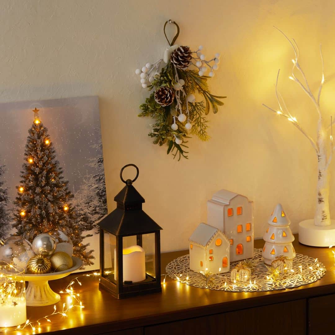 「お、ねだん以上。」ニトリ公式アカウントさんのインスタグラム写真 - (「お、ねだん以上。」ニトリ公式アカウントInstagram)「ワクワクするアイテムを取り入れて、 クリスマスまで心躍るお部屋に。  今年もクリスマスがやってくる…。 お部屋にツリーやオーナメントなどの飾り付けはされましたか❓ ホリデーシーズンは、家族や友人とのひとときを大切にしたいもの。素敵な雰囲気を作って、楽しい思い出を作りましょう🪅  🎄リース＆スワッグ 玄関の扉や壁にかけると幸運を呼び込むと言われるリースや、テーブルの上や壁に沿ってスワッグを飾ると、ぐっとクリスマス気分が盛り上がります🎁  🎄オーナメント 動物モチーフのオーナメントは、クリスマスの飾り付けにぴったり。お部屋に楽しさと癒しをもたらします。 ライトがつくオーナメントなら、暗くなった夜にも華やかさとあたたかさを演出できます🕯️ サイズが小さいオーナメントなら、場所を選ばずに飾ることができます。窓辺や壁、ドアノブなどにかけて、簡単にクリスマスの雰囲気を作り出しましょう✨  🎄クッションカバー クッションをクリスマス柄のカバーに替えるだけで、クリスマス気分を盛り上げるワクワクするリビングに🛋️  ✅今回ご紹介したアイテムは商品タグよりご覧いただけます。画像をタップしてご覧ください👀  ✅#ニトリ #mynitori @nitori_officialのいずれかが付いた投稿はストーリーズにてリポストさせていただくことがございます。みなさまの投稿をお待ちしています😊  ※写真には演出品を含みます。 ※入荷待ちの商品についてはお届けまでに日数をいただく場合がございます。 ※店舗、通販サイトでは展示や在庫がない場合がございます。 ※商品の価格は変動する可能性があります。  #心地よい暮らし #オーナメント #インテリア #クリスマス #リース #スワッグ」10月18日 17時00分 - nitori_official