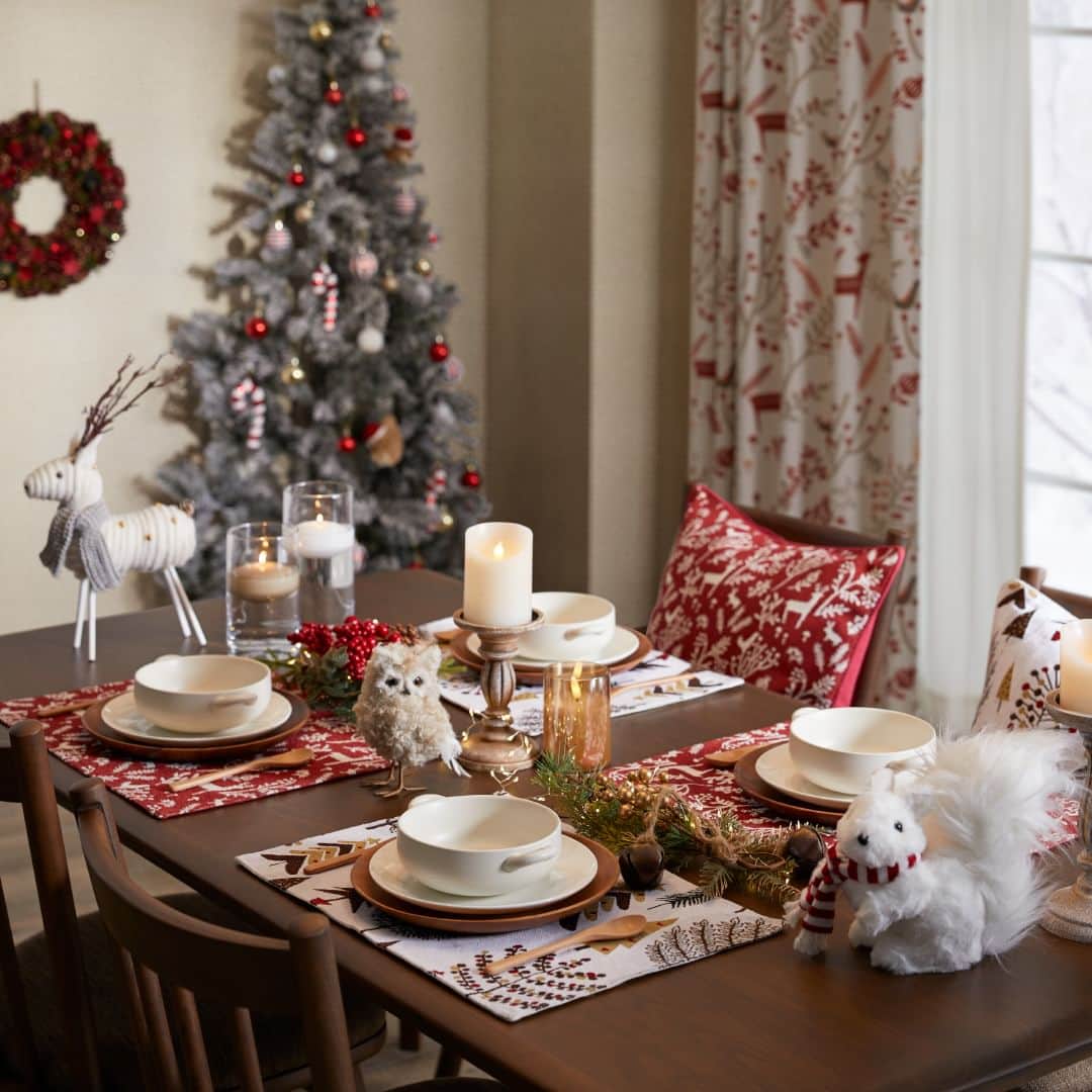 「お、ねだん以上。」ニトリ公式アカウントさんのインスタグラム写真 - (「お、ねだん以上。」ニトリ公式アカウントInstagram)「ワクワクするアイテムを取り入れて、 クリスマスまで心躍るお部屋に。  今年もクリスマスがやってくる…。 お部屋にツリーやオーナメントなどの飾り付けはされましたか❓ ホリデーシーズンは、家族や友人とのひとときを大切にしたいもの。素敵な雰囲気を作って、楽しい思い出を作りましょう🪅  🎄リース＆スワッグ 玄関の扉や壁にかけると幸運を呼び込むと言われるリースや、テーブルの上や壁に沿ってスワッグを飾ると、ぐっとクリスマス気分が盛り上がります🎁  🎄オーナメント 動物モチーフのオーナメントは、クリスマスの飾り付けにぴったり。お部屋に楽しさと癒しをもたらします。 ライトがつくオーナメントなら、暗くなった夜にも華やかさとあたたかさを演出できます🕯️ サイズが小さいオーナメントなら、場所を選ばずに飾ることができます。窓辺や壁、ドアノブなどにかけて、簡単にクリスマスの雰囲気を作り出しましょう✨  🎄クッションカバー クッションをクリスマス柄のカバーに替えるだけで、クリスマス気分を盛り上げるワクワクするリビングに🛋️  ✅今回ご紹介したアイテムは商品タグよりご覧いただけます。画像をタップしてご覧ください👀  ✅#ニトリ #mynitori @nitori_officialのいずれかが付いた投稿はストーリーズにてリポストさせていただくことがございます。みなさまの投稿をお待ちしています😊  ※写真には演出品を含みます。 ※入荷待ちの商品についてはお届けまでに日数をいただく場合がございます。 ※店舗、通販サイトでは展示や在庫がない場合がございます。 ※商品の価格は変動する可能性があります。  #心地よい暮らし #オーナメント #インテリア #クリスマス #リース #スワッグ」10月18日 17時00分 - nitori_official