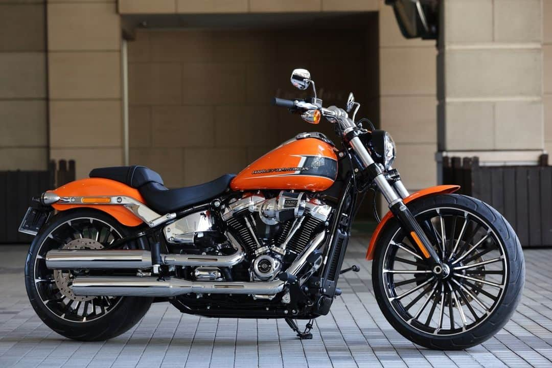 Harley-Davidson Japanさんのインスタグラム写真 - (Harley-Davidson JapanInstagram)「2023年「ブレイクアウト」 ロング＆リーンなチョッパーのプロフィールに、鮮やかな新しく力強いスタイリングを加えて生まれ変わりました。240mmの極太リアタイヤに排気量1,923ccのミルウォーキーエイト117エンジンを新搭載し、ハーレー最高峰の排気量とリッチなトルクを実現。カラーはビビッドブラック、ブラックデニム、バハオレンジ、アトラスシルバーメタリックの4色展開です  https://www.h-d.com/jp/ja/motorcycles/breakout.html  #ハーレーダビッドソン #HarleyDavidson #UnitedWeRide #BREAKOUT #ブレイクアウト」10月18日 17時01分 - harleydavidsonjapan