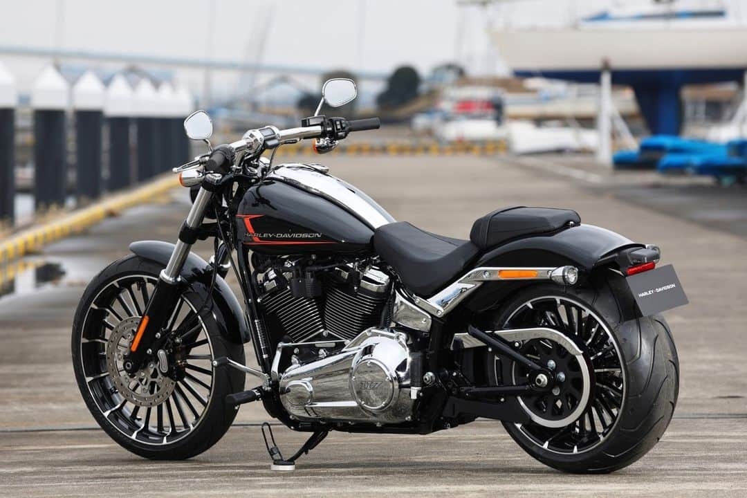 Harley-Davidson Japanさんのインスタグラム写真 - (Harley-Davidson JapanInstagram)「2023年「ブレイクアウト」 ロング＆リーンなチョッパーのプロフィールに、鮮やかな新しく力強いスタイリングを加えて生まれ変わりました。240mmの極太リアタイヤに排気量1,923ccのミルウォーキーエイト117エンジンを新搭載し、ハーレー最高峰の排気量とリッチなトルクを実現。カラーはビビッドブラック、ブラックデニム、バハオレンジ、アトラスシルバーメタリックの4色展開です  https://www.h-d.com/jp/ja/motorcycles/breakout.html  #ハーレーダビッドソン #HarleyDavidson #UnitedWeRide #BREAKOUT #ブレイクアウト」10月18日 17時01分 - harleydavidsonjapan