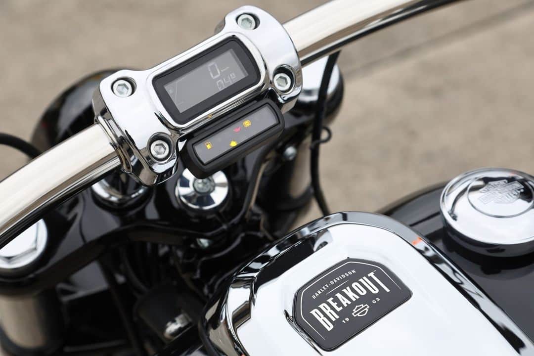 Harley-Davidson Japanさんのインスタグラム写真 - (Harley-Davidson JapanInstagram)「2023年「ブレイクアウト」 ロング＆リーンなチョッパーのプロフィールに、鮮やかな新しく力強いスタイリングを加えて生まれ変わりました。240mmの極太リアタイヤに排気量1,923ccのミルウォーキーエイト117エンジンを新搭載し、ハーレー最高峰の排気量とリッチなトルクを実現。カラーはビビッドブラック、ブラックデニム、バハオレンジ、アトラスシルバーメタリックの4色展開です  https://www.h-d.com/jp/ja/motorcycles/breakout.html  #ハーレーダビッドソン #HarleyDavidson #UnitedWeRide #BREAKOUT #ブレイクアウト」10月18日 17時01分 - harleydavidsonjapan