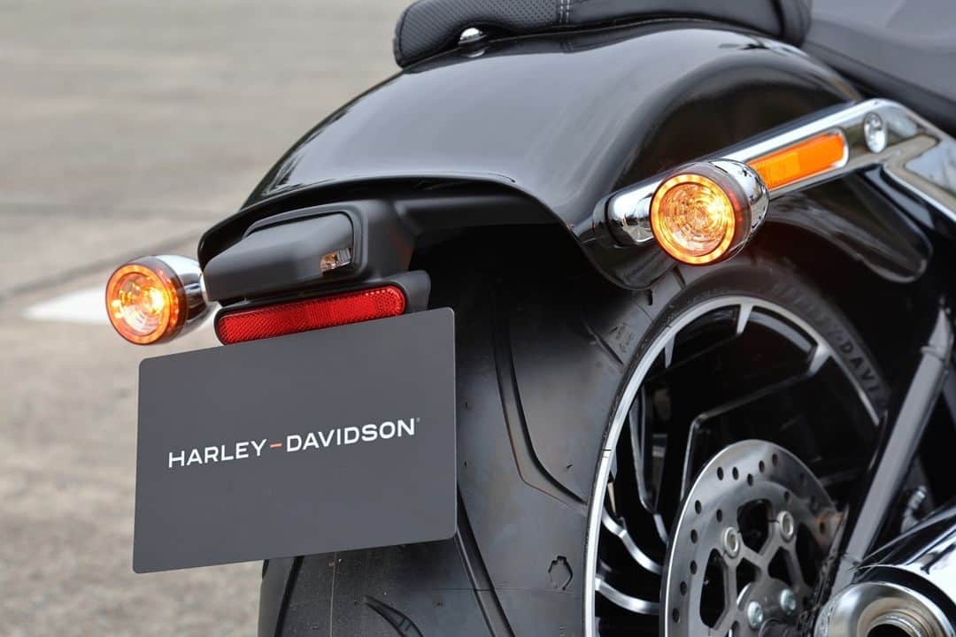 Harley-Davidson Japanさんのインスタグラム写真 - (Harley-Davidson JapanInstagram)「2023年「ブレイクアウト」 ロング＆リーンなチョッパーのプロフィールに、鮮やかな新しく力強いスタイリングを加えて生まれ変わりました。240mmの極太リアタイヤに排気量1,923ccのミルウォーキーエイト117エンジンを新搭載し、ハーレー最高峰の排気量とリッチなトルクを実現。カラーはビビッドブラック、ブラックデニム、バハオレンジ、アトラスシルバーメタリックの4色展開です  https://www.h-d.com/jp/ja/motorcycles/breakout.html  #ハーレーダビッドソン #HarleyDavidson #UnitedWeRide #BREAKOUT #ブレイクアウト」10月18日 17時01分 - harleydavidsonjapan