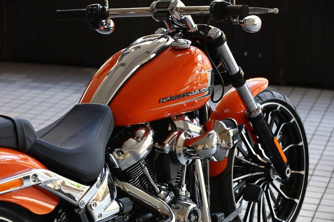 Harley-Davidson Japanさんのインスタグラム写真 - (Harley-Davidson JapanInstagram)「2023年「ブレイクアウト」 ロング＆リーンなチョッパーのプロフィールに、鮮やかな新しく力強いスタイリングを加えて生まれ変わりました。240mmの極太リアタイヤに排気量1,923ccのミルウォーキーエイト117エンジンを新搭載し、ハーレー最高峰の排気量とリッチなトルクを実現。カラーはビビッドブラック、ブラックデニム、バハオレンジ、アトラスシルバーメタリックの4色展開です  https://www.h-d.com/jp/ja/motorcycles/breakout.html  #ハーレーダビッドソン #HarleyDavidson #UnitedWeRide #BREAKOUT #ブレイクアウト」10月18日 17時01分 - harleydavidsonjapan