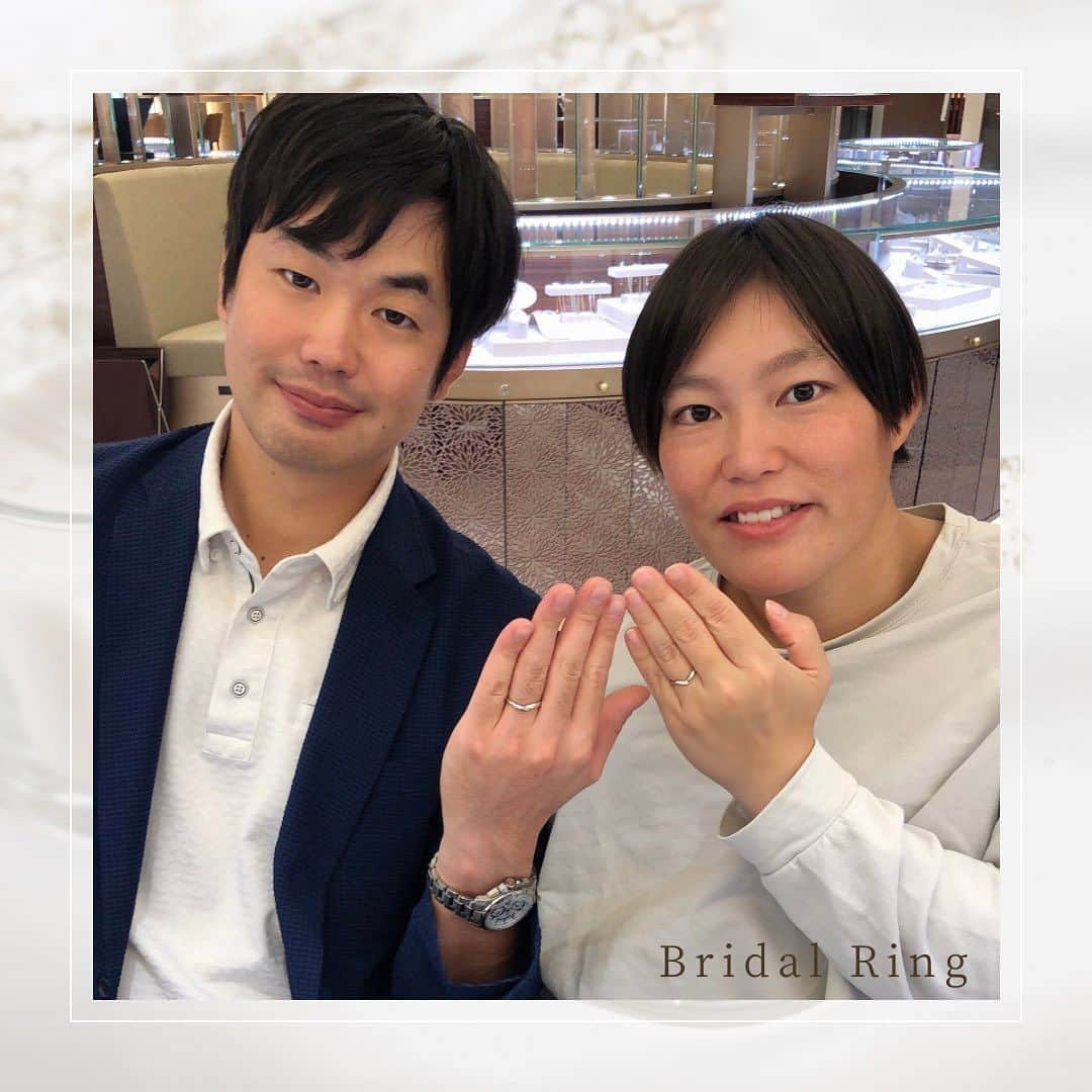 j_paris_bridalのインスタグラム：「————————————————  【お客様Photo💍】 ⁡ みなさまこんにちは😊 お客様のお写真を投稿させていただきます💓  Vラインのリングをお選びいただきました💍 手元をより綺麗に見せる形で、とてもお似合いです☺️✨️  ジュエリーパリでは指輪を選ぶ時間も楽しんでいただきたいという想いからスタッフが一から丁寧にご案内し、お2人の大切な指輪選びのサポートをさせて頂きます☺️💍 ⁡ 詳しくはお電話、メールにてお気軽にお問い合わせくださいませ📩 皆様のお越しを心よりお待ちしております♪  ————————————————  #婚約指輪 #結婚指輪 #マリッジリング #エンゲージリング #ブライダルリング #結婚指輪福井 #結婚指輪人気 #ジュエリーパリ福井 #婚約指輪福井 #婚約指輪人気 #結婚指輪おすすめ #ブライダル指輪 #結婚指輪専門店 #婚約指輪おすすめ #婚約指輪専門店 #ring #marriage #bridal #wedding #結婚 #ウェディング #プレ花嫁 #ブライダル  #結婚式  #結婚式準備 #福井のいいところ #jewelryparis #ジュエリーパリ」