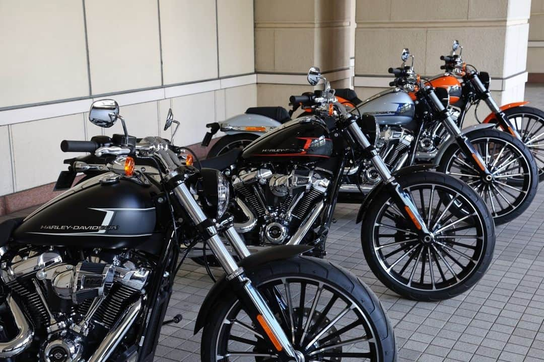 Harley-Davidson Japanさんのインスタグラム写真 - (Harley-Davidson JapanInstagram)「2023年「ブレイクアウト」 ロング＆リーンなチョッパーのプロフィールに、鮮やかな新しく力強いスタイリングを加えて生まれ変わりました。240mmの極太リアタイヤに排気量1,923ccのミルウォーキーエイト117エンジンを新搭載し、ハーレー最高峰の排気量とリッチなトルクを実現。カラーはビビッドブラック、ブラックデニム、バハオレンジ、アトラスシルバーメタリックの4色展開です  https://www.h-d.com/jp/ja/motorcycles/breakout.html  #ハーレーダビッドソン #HarleyDavidson #UnitedWeRide #BREAKOUT #ブレイクアウト」10月18日 17時01分 - harleydavidsonjapan