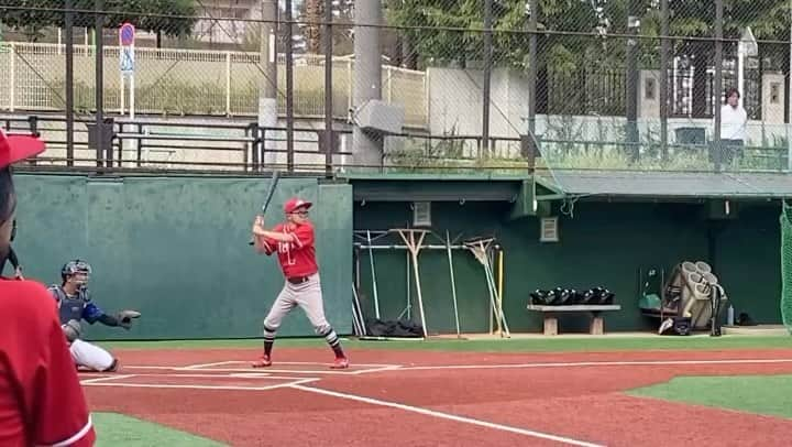 西寺郷太のインスタグラム：「#郷太通算勝敗 422試合 214勝122敗  初めての新宿区立西戸山公園野球場。 グローブ座のすぐ近く。  母方の実家が、新宿区百人町なので自分にとっては幼少期、大学時代も含めて懐かしい町。 この球場は昔からあって、横目でおじさん達が野球をしてるのを何度も見ていた。自分がまさかその後こんなに草野球にハマるなんて思いもせずに。  29歳で始めて、丸20年の草野球生活、過去最高の打席が今日だったかも！  最終回、後攻サンキングが2点差で負けてたんだけど同点に追いついて…！ワンアウト満塁で打席がまわってきて…！ゲンショウさんに「強気でいけ！」と言われ、無我夢中で振り抜いた！  センター前のスーパー綺麗なサヨナラ・ヒット‼️‼️やったー！結果、ピッチャーとしても完投勝利‼️‼️  チームの皆とひとつになって感動しまくった‼️  サンキング最高！草野球最高！試合終わりに食べたメルシー最高！」