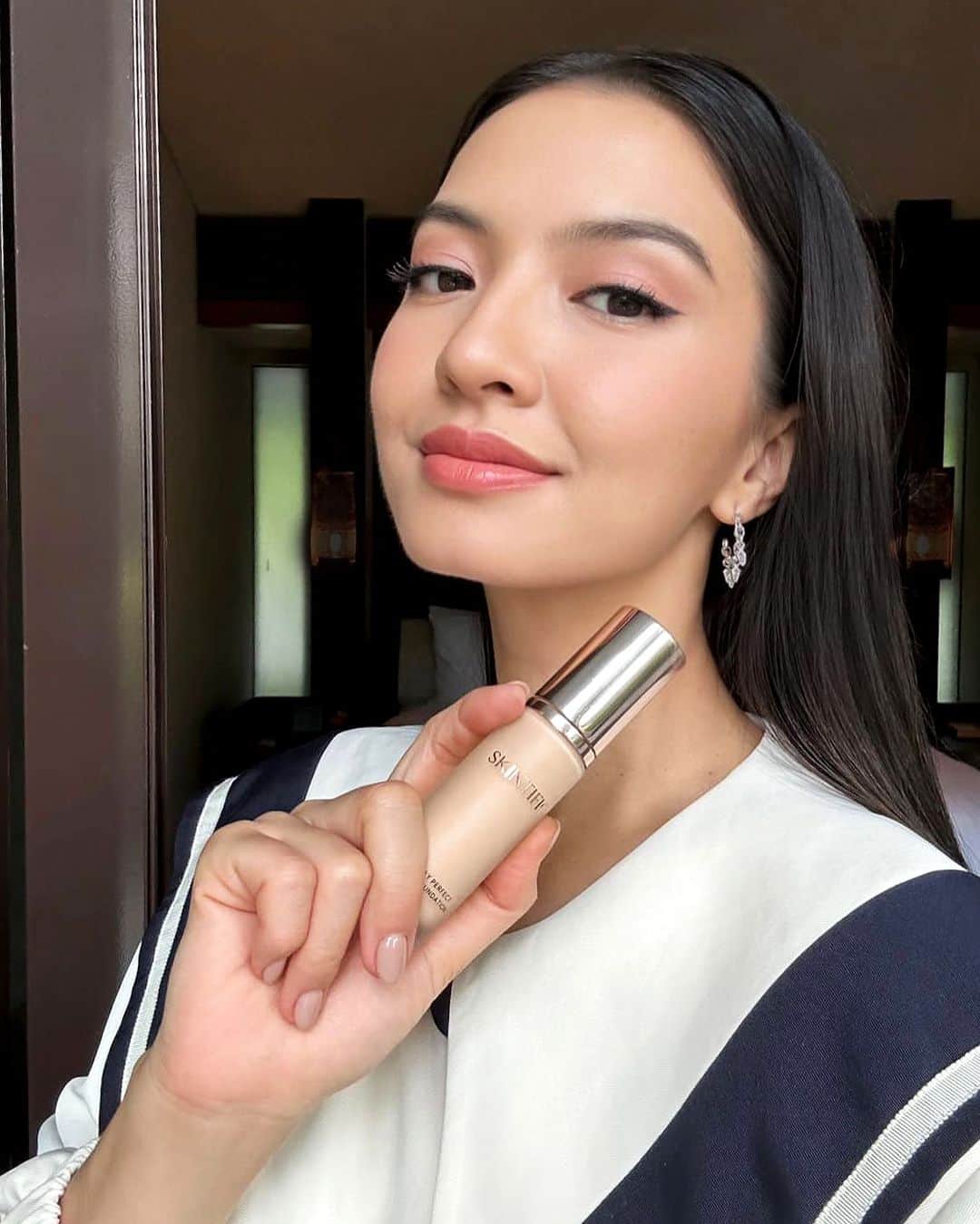 ラライン・シャーのインスタグラム：「Loving my @skintificid all day perfect serum foundation, my go-to lately for longlasting and flawless makeup 🧏🏻‍♀️」