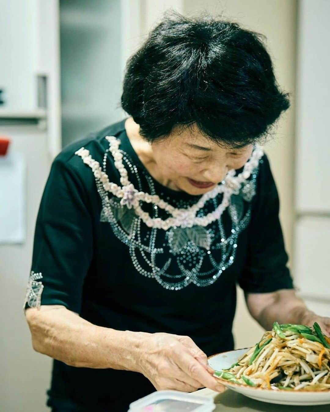 冷水 希三子さんのインスタグラム写真 - (冷水 希三子Instagram)「Casa brutusのWEBで連載中の "冷水希三子の郷土料理研究レシピ"がアップされました！  今回は、長崎へ"卓袱料理"を習いに。 先生になってくださったのは、料理研究家の脇山順子さん！ 昔の過ごし方から、食卓にあがるようになった料理を 知らない今の世代に(私も知らないことばかり) 少しでも楽しく伝われば！！ 是非、覗いてみてくださいね〜 旅行ガイド的な、長崎のいい物、いい店も取材してます。  https://casabrutus.com/categories/food/375903  写真は、 @etokiyoko  編集＆ライターは、　@nanasanana79」10月18日 16時58分 - kincocyan