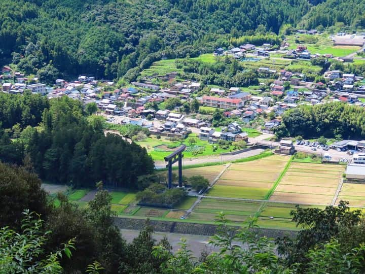 和みわかやまのインスタグラム：「. 熊野本宮大社の旧社地、大斎原（おおゆのはら）に建つ大鳥居⛩写真は七越峰からの眺望ですが、ビギナーの方にも歩きやすい、熊野古道中辺路ルートの「発心門王子～熊野本宮大社」からも、大斎原を望むことができます🌿  📷：@hiroki.1984 📍：熊野エリア 田辺市  #グッドトリップ和歌山 投稿キャンペーン優秀賞からのリポストです😉 . . . #和歌山 #和歌山観光 #和歌山旅行 #わかやま #和みわかやま #wakayama #wakayamajapan #wakayamatrip #wakayamatravel #nagomi_wakayama #wakayamagram #秋 #熊野本宮大社 #大斎原 #大鳥居 #熊野 #kumano #autmnleaves #kumanohongutaisha #kumanokodo #旅行 #国内旅行 #旅行好きな人と繋がりたい #観光 #travel #trip #travelgram #japan #travelphotography」