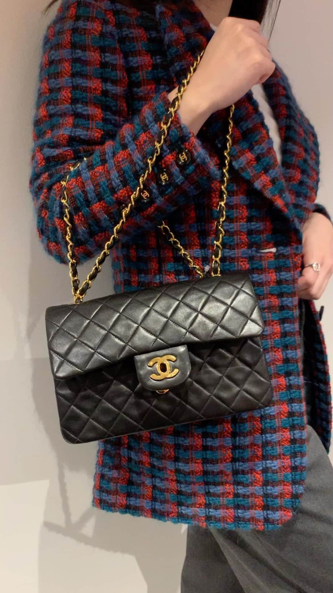 Vintage Brand Boutique AMOREのインスタグラム：「Classic Double Flap Small Black🖤  ✈️International Shipping  📩DM for more info and pricing  ➡️info@amorevintagetokyo.com    #AmoreTokyo #authenticonly #vintagechanel #chanelclassic #chanelbag」