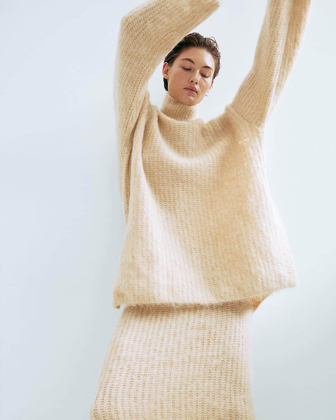H&Mのインスタグラム：「Knit co-ords in creamy shades. #HM」