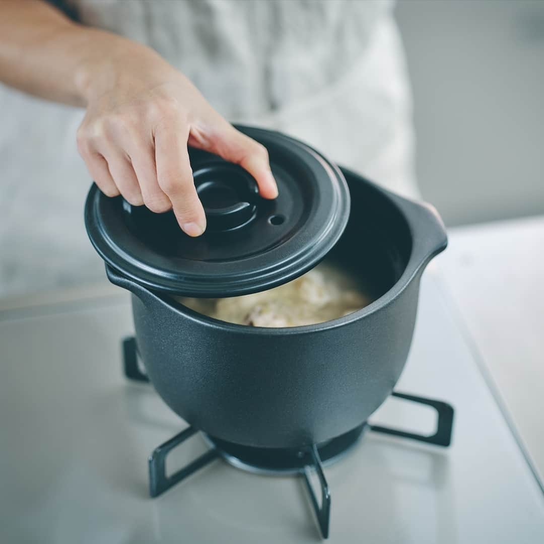 KINTOさんのインスタグラム写真 - (KINTOInstagram)「KAKOMI 炊飯土鍋は、鍋の蓋をフラットにすることで、やわらかくなりすぎずモダンな印象になっています。直火専用で、二重蓋の構造によってほどよく圧力が加わるので、炊きあがりもふっくら。⁠ ⁠ テーブルにそのまま出しても美しい、シンプルで使い心地のよいデザインです。⁠ ⁠ ---⁠ KAKOMI rice cooker is designed for the modern lifestyle with its sleek and functional design. The rounded shape of the pot creates convection for each grain of rice to be cooked evenly. The inner and outer lids also generate the right level of pressure to cook fluffy rice and prevent water from boiling over. ⁠ ⁠ ---⁠ Share us your moments with KINTO items by tagging @kintojapan⁠ .⁠ .⁠ .⁠ #kinto #キントー #ricecooker」10月18日 17時05分 - kintojapan