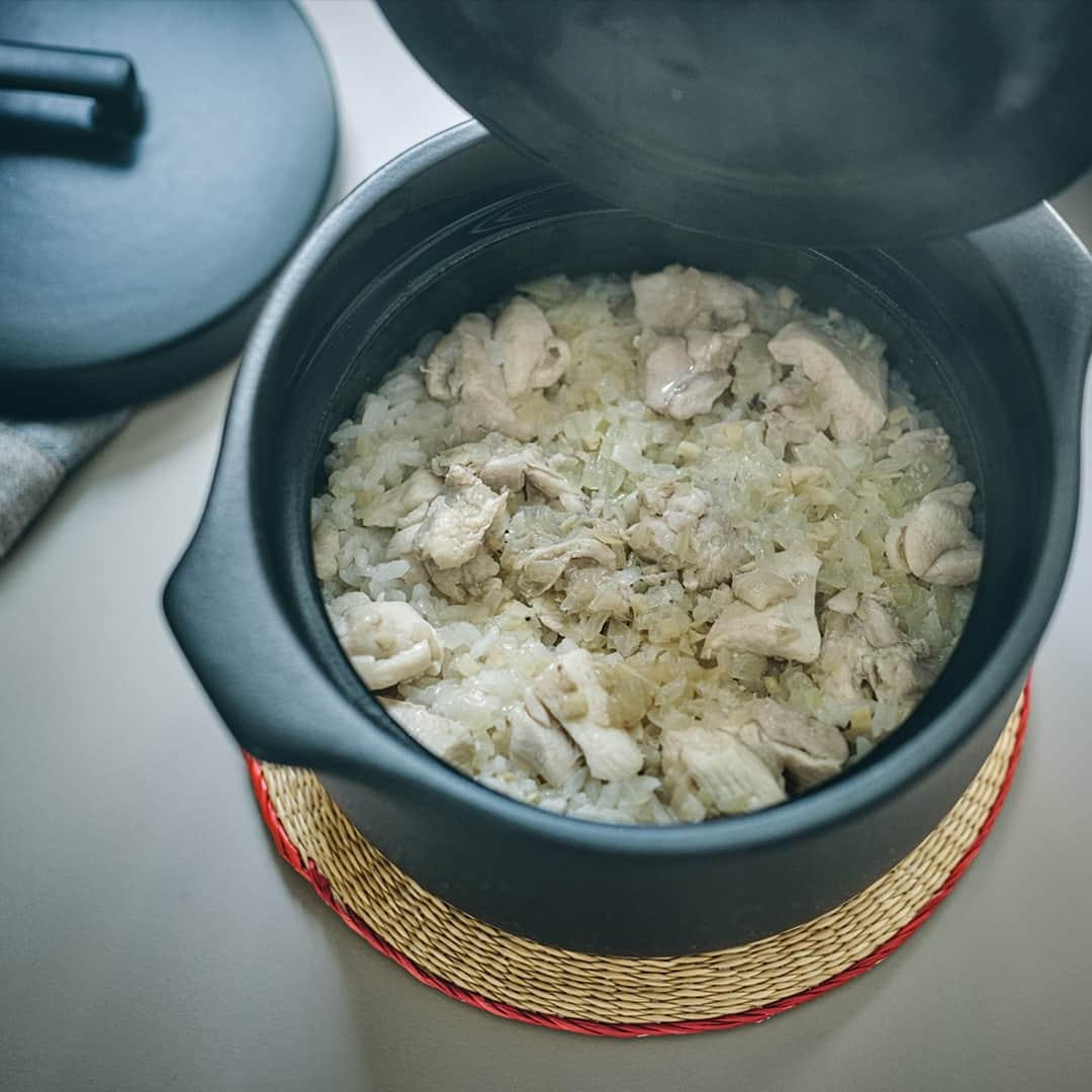 KINTOさんのインスタグラム写真 - (KINTOInstagram)「KAKOMI 炊飯土鍋は、鍋の蓋をフラットにすることで、やわらかくなりすぎずモダンな印象になっています。直火専用で、二重蓋の構造によってほどよく圧力が加わるので、炊きあがりもふっくら。⁠ ⁠ テーブルにそのまま出しても美しい、シンプルで使い心地のよいデザインです。⁠ ⁠ ---⁠ KAKOMI rice cooker is designed for the modern lifestyle with its sleek and functional design. The rounded shape of the pot creates convection for each grain of rice to be cooked evenly. The inner and outer lids also generate the right level of pressure to cook fluffy rice and prevent water from boiling over. ⁠ ⁠ ---⁠ Share us your moments with KINTO items by tagging @kintojapan⁠ .⁠ .⁠ .⁠ #kinto #キントー #ricecooker」10月18日 17時05分 - kintojapan