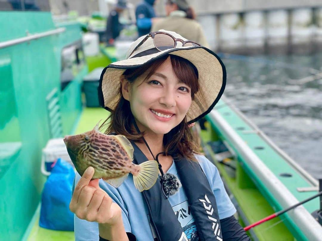 晴山由梨のインスタグラム：「#時差投稿   浦安吉野屋さんから東京湾カワハギ釣り🐟  なかなか思い通りに行かなかったけど、 そこがまた歯がゆくて夢中になりますね😎✨  この日の様子は後日キャスティングTVにUPされます！  #東京湾 #浦安 #吉野屋 #カワハギ釣り #ワッペンサイズ #船釣り #海釣り #沖釣り #釣り #キャスティングtv」