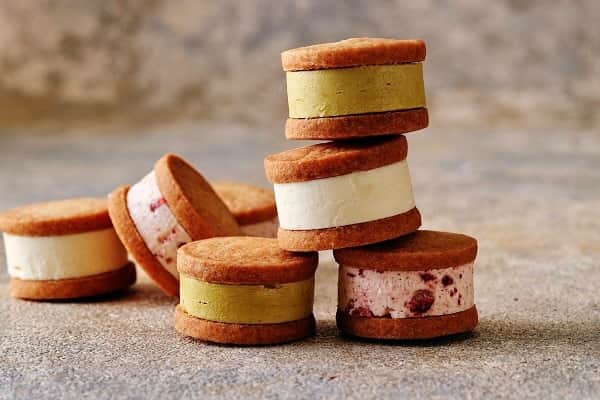 のインスタグラム：「ペストリーショップ スイーツ&デリのチーズバタークリームサンド。ザクザク感のあるクッキーにプレーン、フランボワーズ、ピスタチオのチーズバタークリームのなめらかさを感じる逸品です。 Savor the harmonious delight of Pastry Shop Sweets & Deli's cheese buttercream sandwiches—featuring plain, raspberry, and pistachio.  #PalaceHotelTokyo #パレスホテル東京」