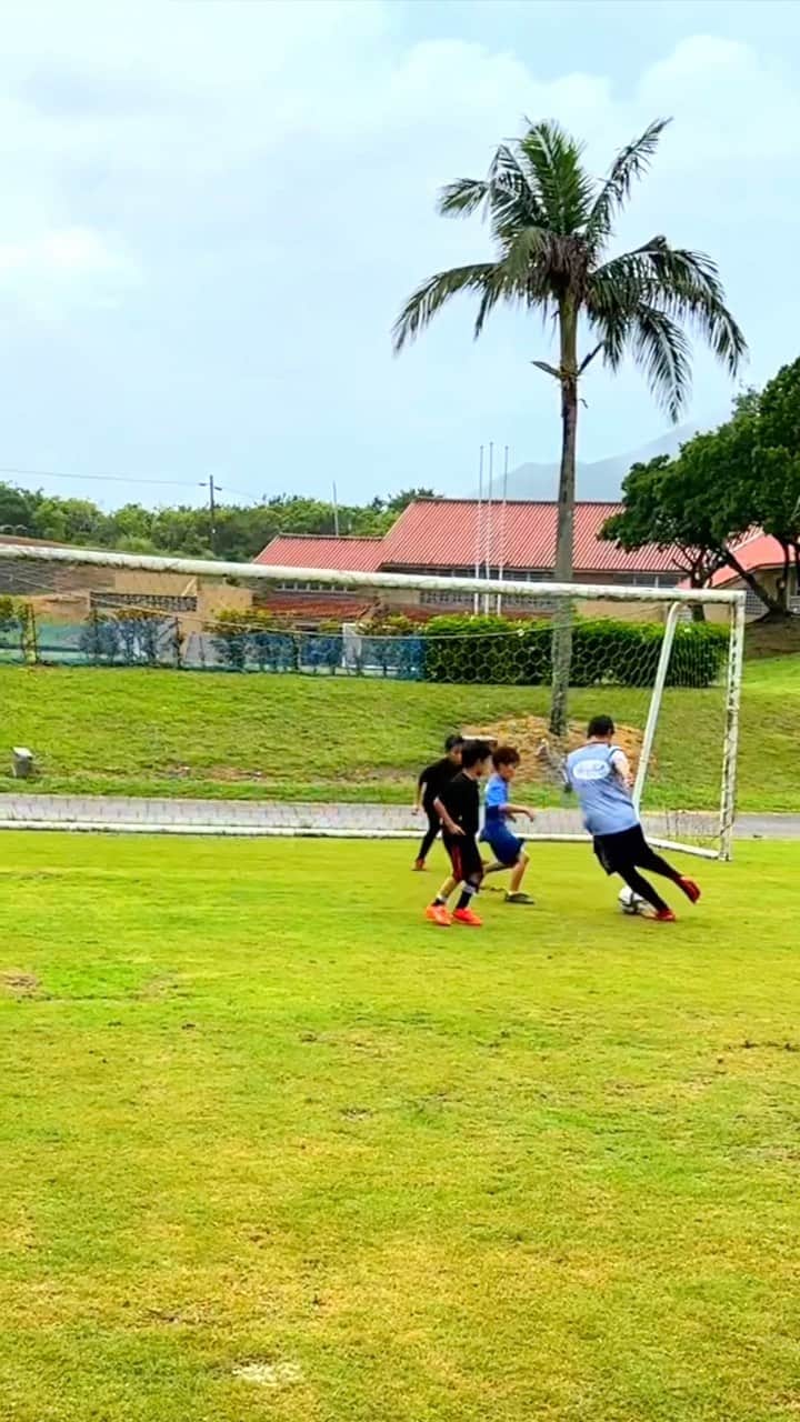koheiのインスタグラム：「One-on-one confrontation with 60 children🔥🔥🔥 #soccer #football #skills #サッカー #ドリブル」