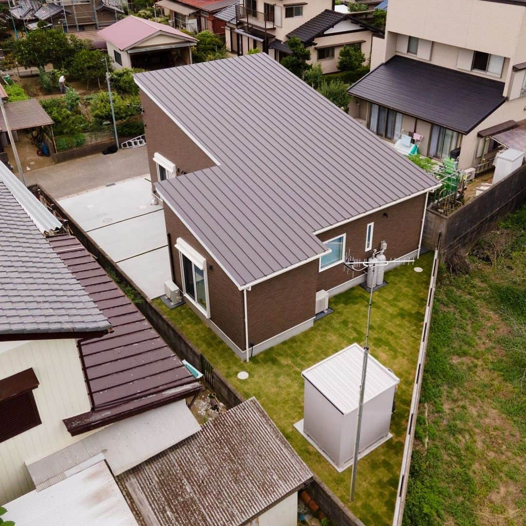 株式会社戸諸工務店さんのインスタグラム写真 - (株式会社戸諸工務店Instagram)「土地の形状を考慮した建物の配置と外構計画はじっくりと検討が必要です✨ #こだわりの家  #完成 #家造り #工務店がつくる家  #木造住宅  #手刻み  #暮らし #旭トステム外装  #注文住宅  #旭市  #匝瑳市  #銚子市  #山武市  #香取市  #外構エクステリア  #木の家  #認定長期優良住宅  #平屋  #旭トステム  #あったか旭 #耐震等級3  #外構デザイン  #暮らしを楽しむ  #外構計画  #外構工事  #平屋暮らし  #旭トステム  #木の香り #外構プラン  #平屋の家」10月18日 17時18分 - tomorokoumuten