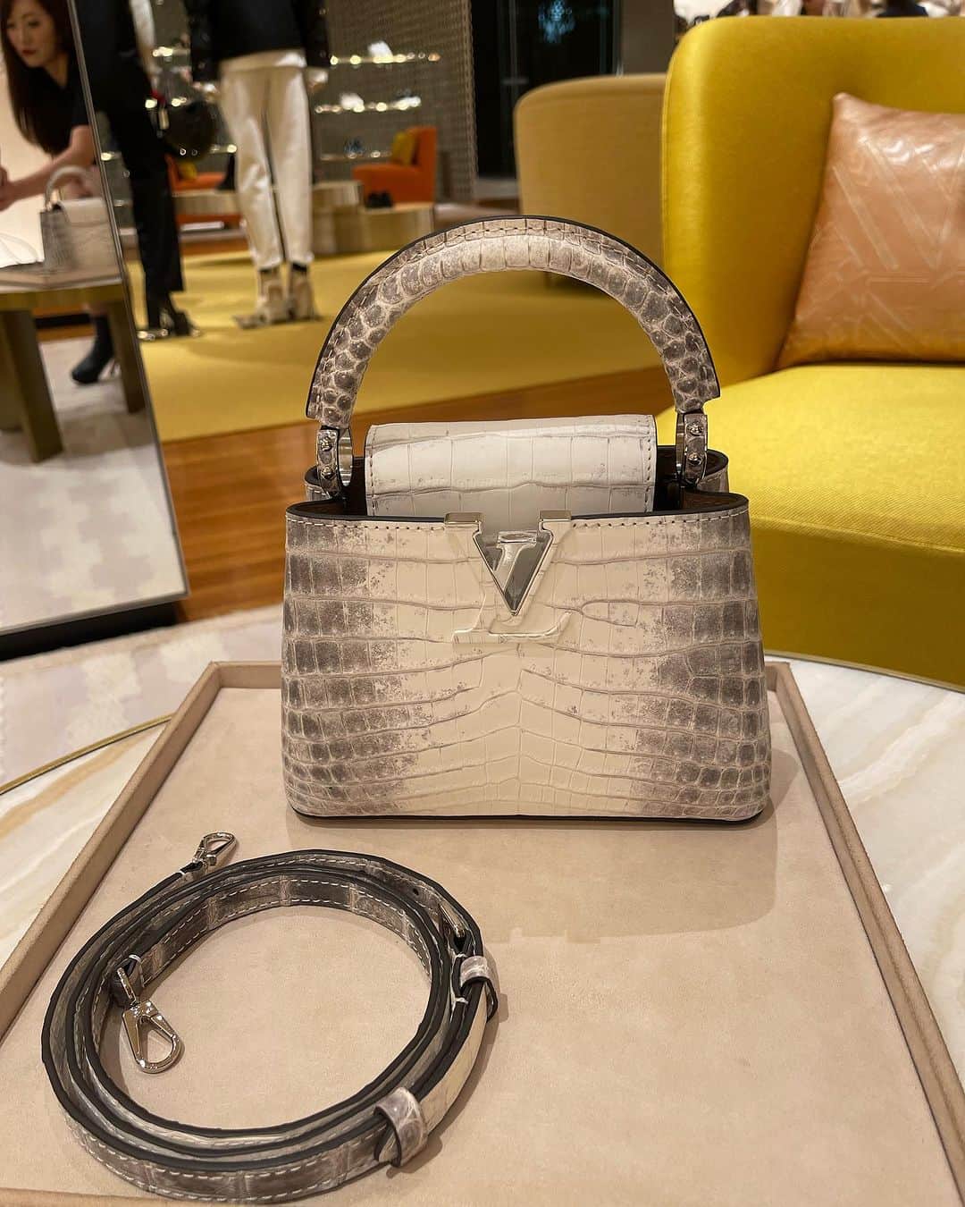 香西咲のインスタグラム：「今はバッグにもICチップを埋め込む時代らしい。。。   #louisvuitton   #ルイヴィトン   #カプシーヌmini   #カプシーヌサハラ   #カプシーヌサハラナチュラル   #一生に1度の大きなお買い物   #exo   #ルイヴィトンEXOイベント   #貯金なし   #墓場にお金は持っていけないよ   #資産性重視」