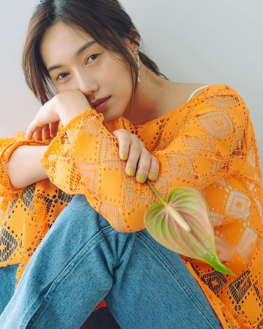 島村みやこのインスタグラム：「🍊  アンケートやってみたので 答えてね⇩🍊  photographer: @kenta.koishi  hair&make: @ayadonaldhamamonald styling: @ange_20191001  model: @miyako_shimamura.official studio: @chocolatcorp_studio accessory: @me_ning_accessory   何枚目が好きー？ ☟投票はここからみたい♡」