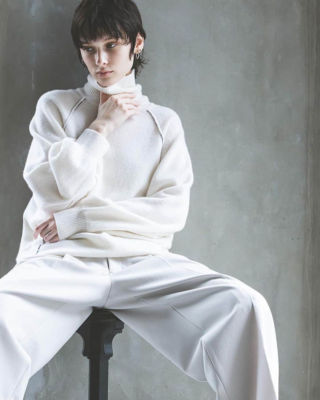 ENCHAINEMENT/mignonのインスタグラム：「—pre order—  "Line High Neck Knit" ブラック/オフホワイト/チャコールグレー No.7034507  2/16のウール100％の糸を使用しリンキング糸を配色仕立てにしたデザインニットです。 袖下部分もハギ目がなくドルマンスリーブになっています。サイズ感もルーズなイメージで作っていて少しモード感のある今年らしい大人なニットです。  #enchainement #アンシェヌマン #アトレ恵比寿 #新丸の内ビル #淀屋橋odona #なんばパークス #広島パセーラ #アミュプラザ博多」