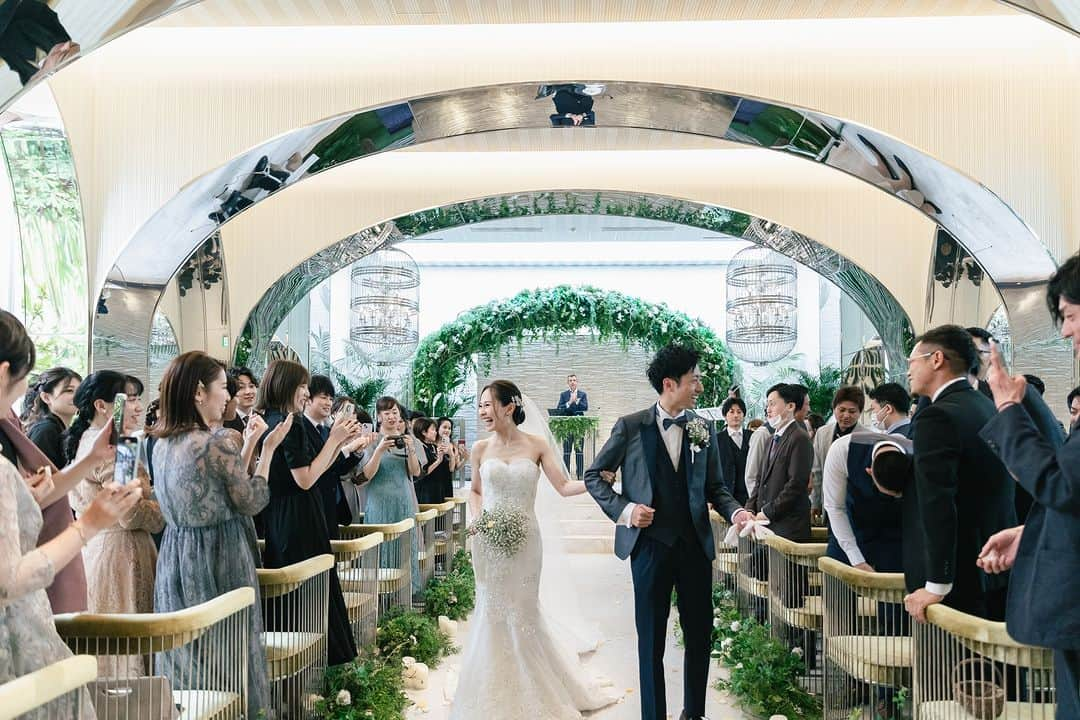 ラヴィ•ファクトリーのインスタグラム：「. 【写真で叶える結婚式】 . 祝福の嵐の中、歩みを進めるおふたり🤍  たくさんの方々への感謝の想いを胸に 一歩一歩おふたりの歩みを進めます🕊️ . —————— ラヴィファクトリー:@fukuoka_laviephotography Photographer: @oni_.photography AREA:JAPAN,FUKUOKA —————— @laviefactoryをフォローして #laviefactory #ラヴィファクトリー のハッシュタグをつけて お写真を投稿してみてくださいね✳︎ . こちらの公式IG（@laviefactory） で取り上げさせていただきます✨ . 思わず笑顔になれるハートのある 「家族写真」はラヴィクルール* >>>@laviecouleur_official . #wedding #weddingphotography #photo #ハートのある写真 #instawedding #結婚写真 #ウェディング #ウェディングフォト #撮影指示書 #ロケーションフォト #前撮り#写真好きな人と繋がりたい #フォトウェディング #卒花 #後撮り #ウェディングニュース #前撮り小物 #前撮りフォト #前撮りアイテム #ウェディング撮影 #撮影構図 #前撮りアイディア #撮影指示書 #花嫁コーディネート #花嫁コーデ #洋装ロケフォト #挙式レポ #結婚式当日」