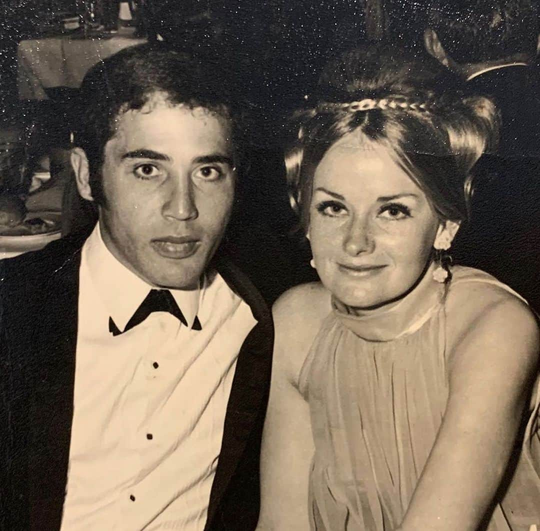 ナタリー・インブルーリアさんのインスタグラム写真 - (ナタリー・インブルーリアInstagram)「Happy 54th Wedding Anniversary to my mum and dad! 🌹🌹🌹 Love you both so much and can’t wait to get home and see you!」10月18日 17時16分 - natalie_imbruglia