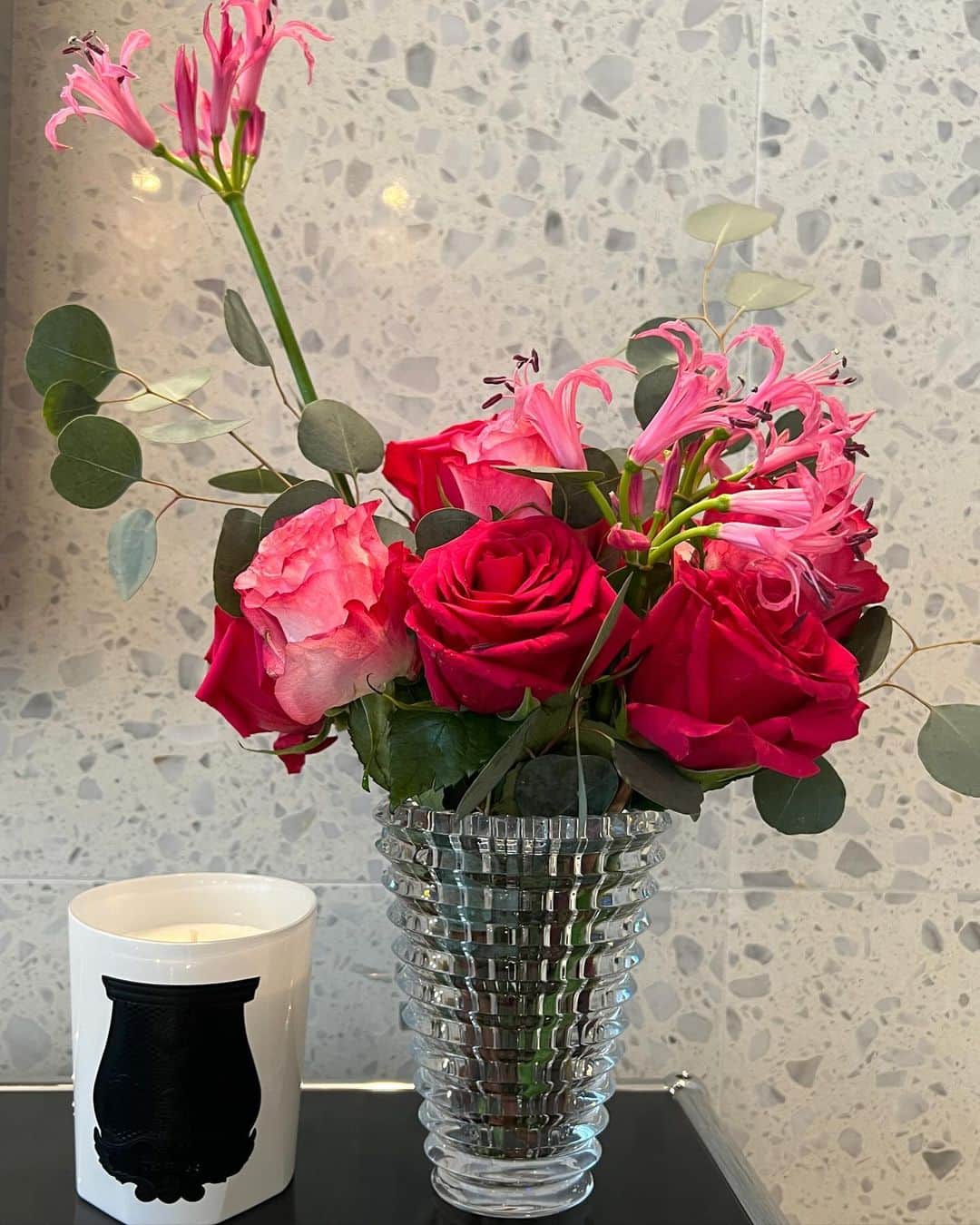 ワン・ビンナさんのインスタグラム写真 - (ワン・ビンナInstagram)「@baccarat_korea 의 새로운 pink eye vase도 보고 @helenaflower_seoul 의 유승재선생님과 함께 아름다운 플라워클래스🌹 눈과 마음이 모두 힐링되었던 시간~! 크리스탈 라운지에서의 맛있는 애프터눈 티까지❤️ #나많이행복했네 #집에와서그대로꽃다시꽂아보고계속행복한중」10月18日 17時16分 - bitnawang