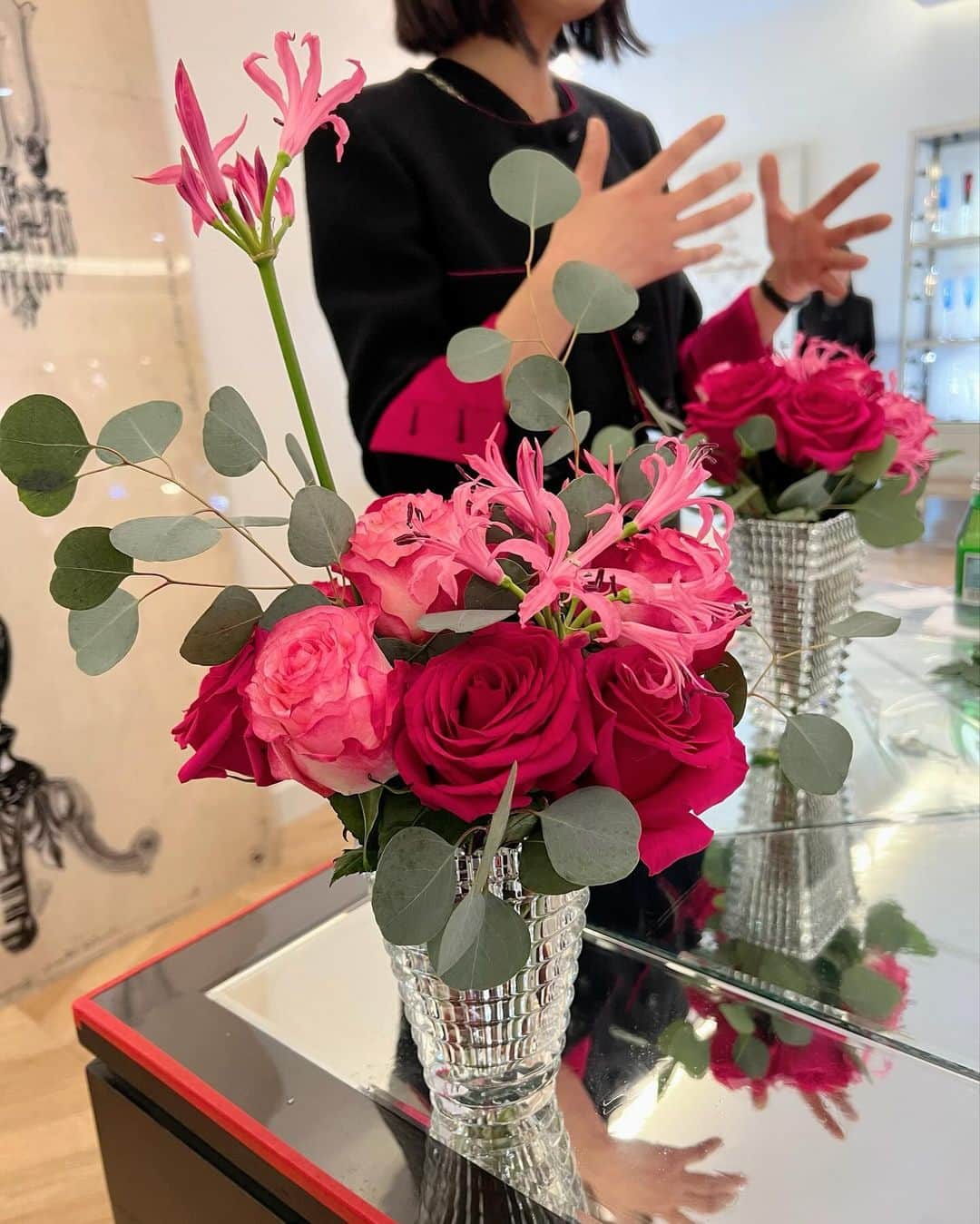 ワン・ビンナさんのインスタグラム写真 - (ワン・ビンナInstagram)「@baccarat_korea 의 새로운 pink eye vase도 보고 @helenaflower_seoul 의 유승재선생님과 함께 아름다운 플라워클래스🌹 눈과 마음이 모두 힐링되었던 시간~! 크리스탈 라운지에서의 맛있는 애프터눈 티까지❤️ #나많이행복했네 #집에와서그대로꽃다시꽂아보고계속행복한중」10月18日 17時16分 - bitnawang