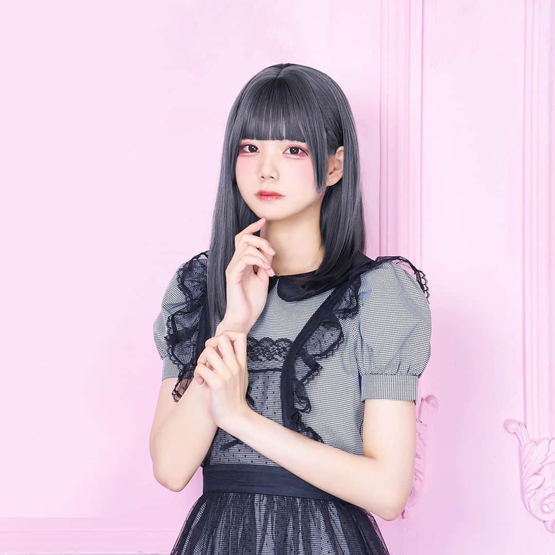 ゐななのインスタグラム：「この度 『アンナドンナ エブリ カラーバター』さんのモデルをさせて頂きました𖤐ﾐ 人生初めてのグレーカラー！！！🩶🩶 個人的にめちゃくちゃお気に入りなんだけどどう？？👧🏻🎶  商品についてなど詳しい情報はこちらから見てみてね❕🤲🏻↓ ✦ https://www.lafary.net/news/66040/ ✦  #PR #ダリヤ #アンナドンナ #エブリカラーバター」