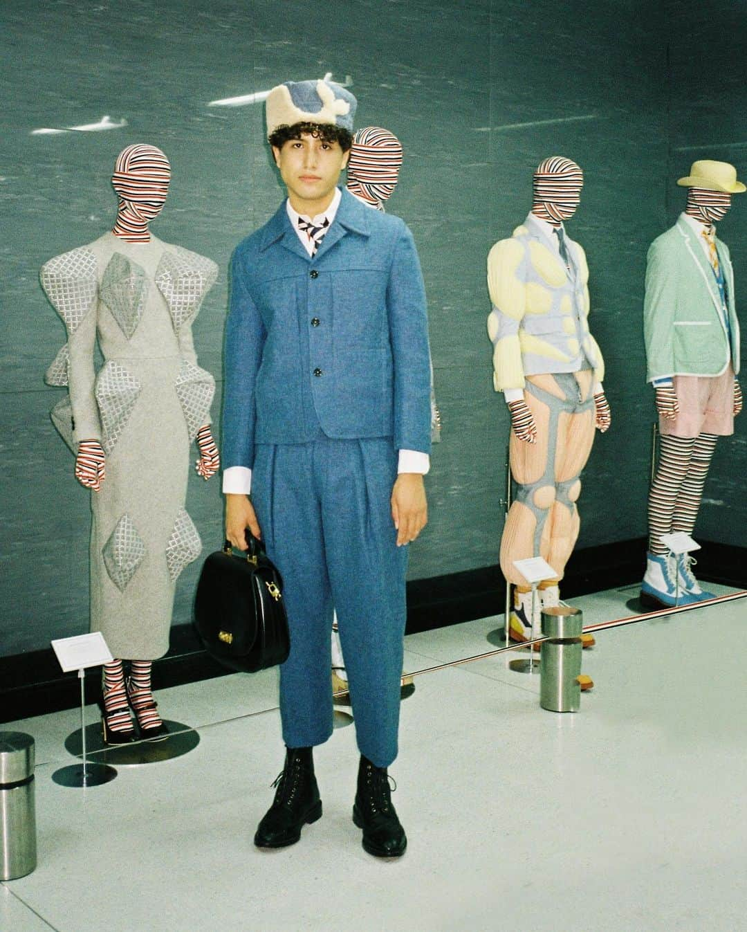 けみおのインスタグラム：「A night with @thombrowne ^_−☆   大好きなトム ブラウンが記念すべき20周年、そして青山店が10周年を迎えました💙昨夜はお店にお邪魔したりディナーにご招待いただき、トムブラウンにもお会いできてちょー眠れない興奮ナイトでした！青山店ではアーカイブルックが見れたりスペシャルなブランドブックが発売されてるみたい✨  　#thombrowne20 　#thombrowne 　#トムブラウン 　#PR」