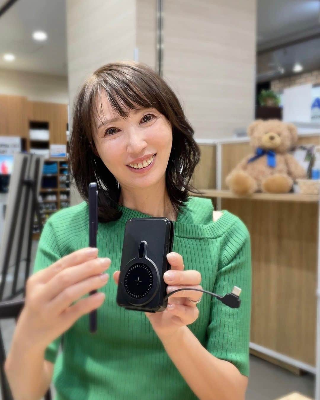 奈々のインスタグラム：「『zepan モバイルバッテリーw100pd』   ワイヤレス充電もできるの👍  しかも、 バッテリーとスマホがぴたっとくっつくから落ちなくて便利👍  動画みてね🙋‍♀️  大容量バッテリーなのに 薄くて軽い  特徴は 🔸3台の機器を同時充電 🔸4つの充電モード (ワイヤレス、USB、内蔵ケーブル、低電流モード） 🔸ケーブル内蔵 (内蔵ケーブルはLightning、Type-Cから選択可） 🔸バッテリー残量LED表示 🔸スマホスタンド機能付き 🔸急速充電最大22.5W 🔸バッテリー容量10000mAh 🔸機内持ち込み◎  楽天で「モバイルバッテリー w100p」で検索してみてね🔍  PR @zepan.jp  #sponsored#モバイルバッテリー#ワイヤレス充電#急速充電#スマホスタンド#zepan#モバイルバッテリー大容量」