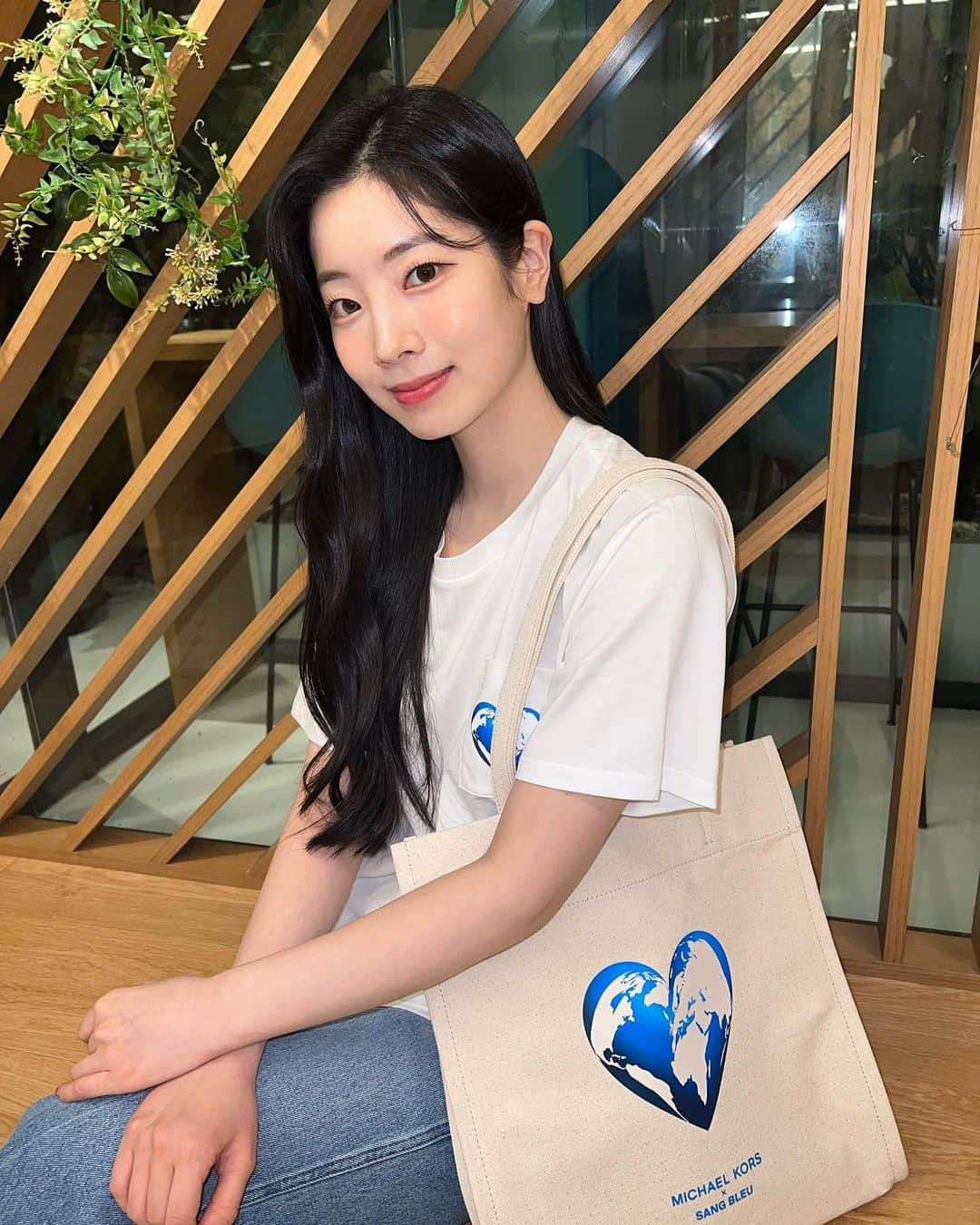 ダヒョンさんのインスタグラム写真 - (ダヒョンInstagram)「#ambassador Hello, everyone!  Please join me in celebrating the 10th anniversary of Michael Kors #WatchHungerStop campaign benefiting the United Nations World Food Programme. All proceeds from the shirt and tote I’m wearing will be donated to the @WorldFoodProgramme. For each person who uses the Share Your Heart filter in my stories, Michael Kors will donate 50 school meals to the United Nations World Food Programme for children in need!  안녕하세요, 여러분! 저와 함께 유엔세계식량계획을 후원하는 마이클코어스의 워치헝거스탑의 10주년 캠페인에 함께해 주세요. 제가 입은 티셔츠와 토트백 판매의 모든 수익금은 @WorldFoodProgramme에 기부됩니다. 제 영상에서 보이는 필터를 사용하면, 마이클코어스에서 유엔세계식량계획을 통해 사용자 한 명당 도움이 필요한 아이들에게 50인분의 급식을 기부한다고 합니다. #MichaelKors, #WatchHungerStop #마이클코어스 #워치헝거스탑 @michaelkors」10月18日 17時20分 - dahhyunnee