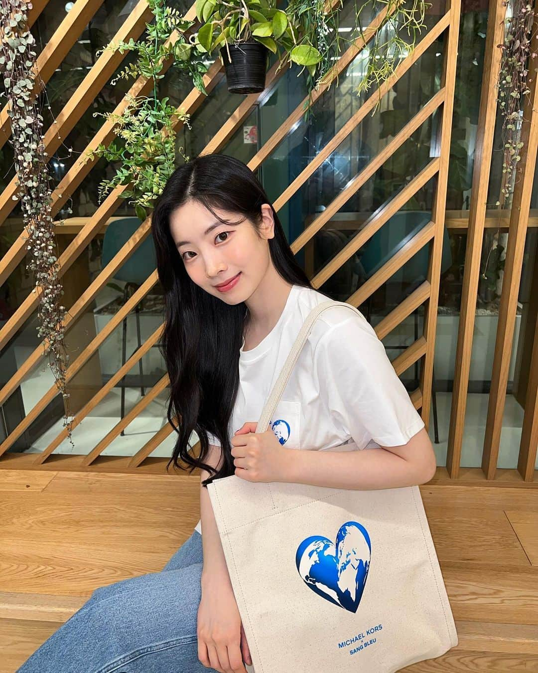 ダヒョンさんのインスタグラム写真 - (ダヒョンInstagram)「#ambassador Hello, everyone!  Please join me in celebrating the 10th anniversary of Michael Kors #WatchHungerStop campaign benefiting the United Nations World Food Programme. All proceeds from the shirt and tote I’m wearing will be donated to the @WorldFoodProgramme. For each person who uses the Share Your Heart filter in my stories, Michael Kors will donate 50 school meals to the United Nations World Food Programme for children in need!  안녕하세요, 여러분! 저와 함께 유엔세계식량계획을 후원하는 마이클코어스의 워치헝거스탑의 10주년 캠페인에 함께해 주세요. 제가 입은 티셔츠와 토트백 판매의 모든 수익금은 @WorldFoodProgramme에 기부됩니다. 제 영상에서 보이는 필터를 사용하면, 마이클코어스에서 유엔세계식량계획을 통해 사용자 한 명당 도움이 필요한 아이들에게 50인분의 급식을 기부한다고 합니다. #MichaelKors, #WatchHungerStop #마이클코어스 #워치헝거스탑 @michaelkors」10月18日 17時20分 - dahhyunnee