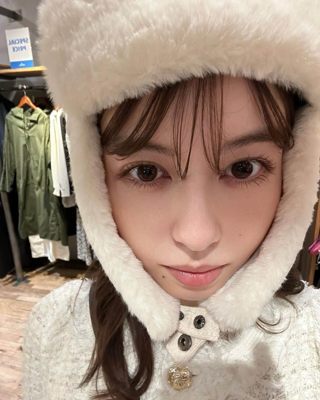 マイヤーズ江玲奈のインスタグラム：「秋冬はモコモコが着たくなるよね☃❄  #帽子コーデ #帽子アレンジ #帽子好き #フライキャップ #パイロットキャップ」