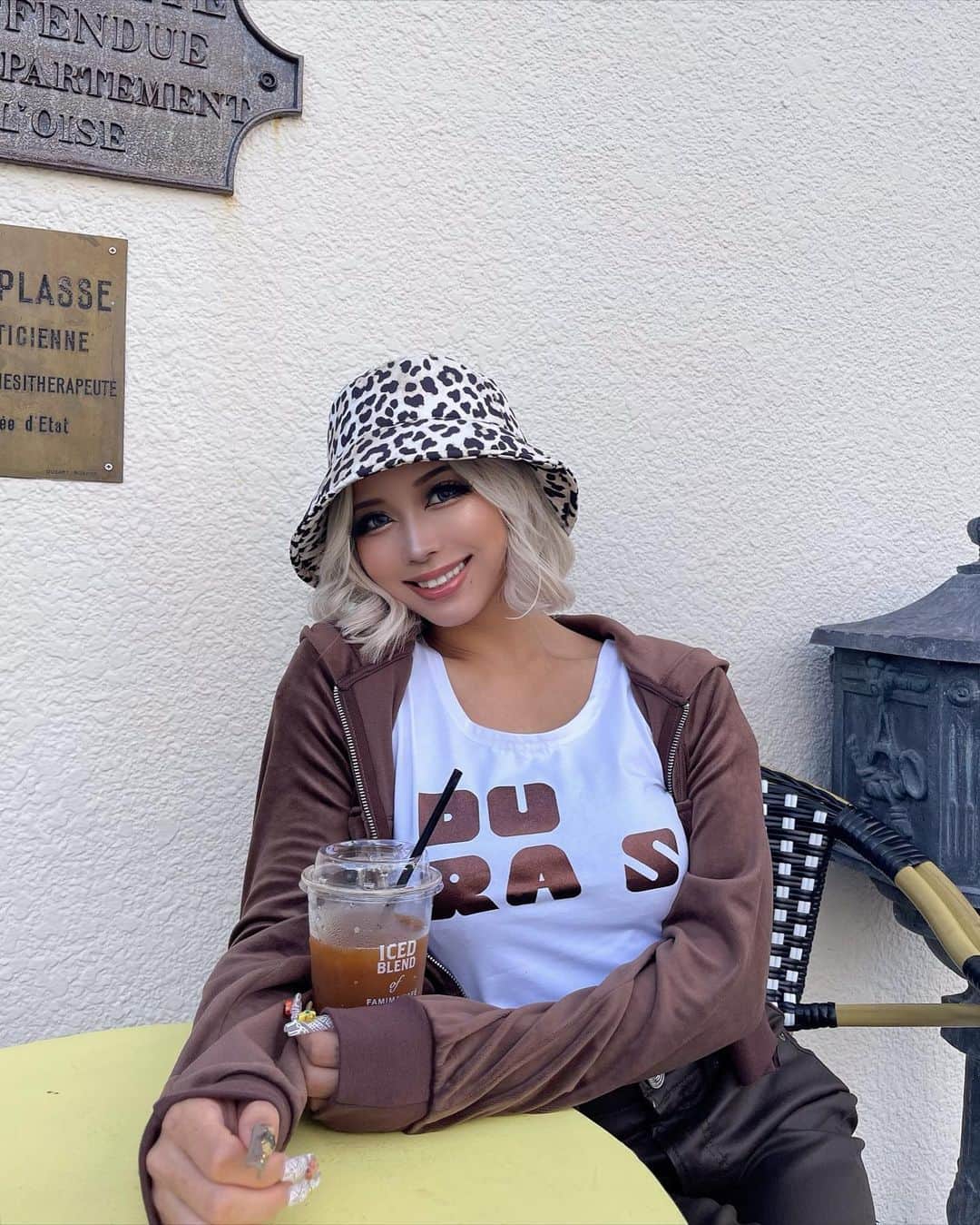 きぃぃりぷのインスタグラム：「コーヒーコーデ☕️暖かい日はテラス派  #ラテギャル」